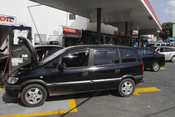 Greve de caminhoneiro, falta de produtos no CEASA  , Principal ponto de abastecimento do Rio nos pontos de onibus muita espera  fila nos postos ,Foto  Severino  Silva Agencia O Dia