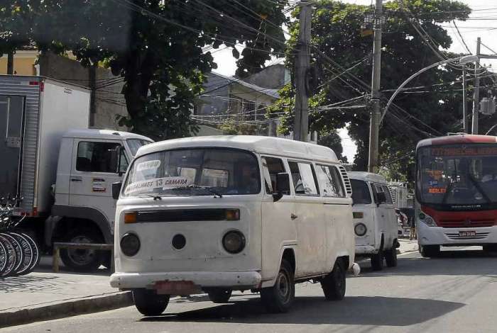 Kombis fazem linhas de �nibus na Zona Oeste