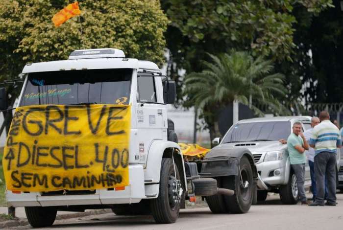 Caminhoneiros protestam contra eleva��o no pre�o do diesel na rodovia BR-040, em Duque de Caxias