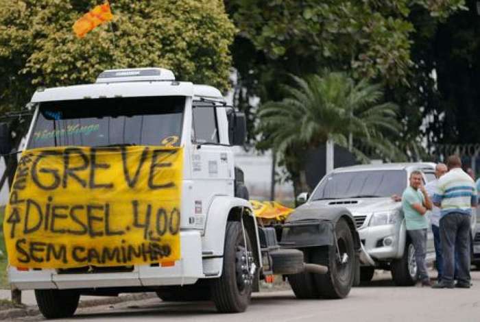 Caminhoneiros protestam contra eleva��o no pre�o do diesel na rodovia BR-040, em Duque de Caxias.