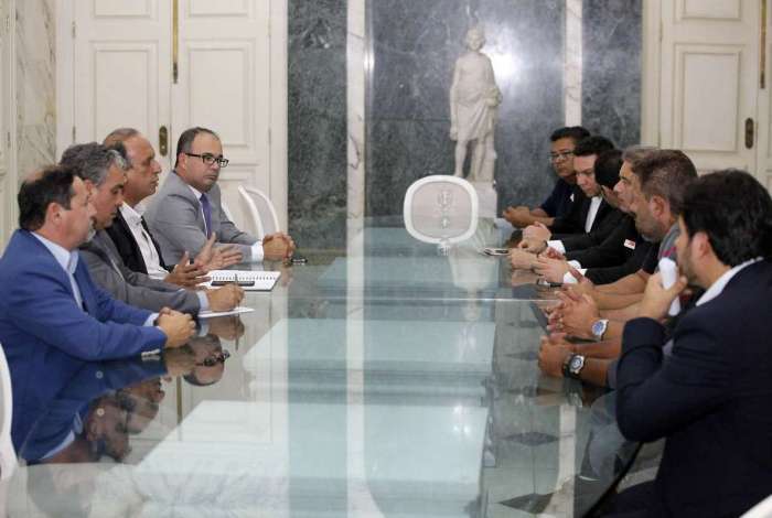 Governador Luiz Fenando Pezo se reuniu nesta quinta-feira com representantes dos caminhoneiros