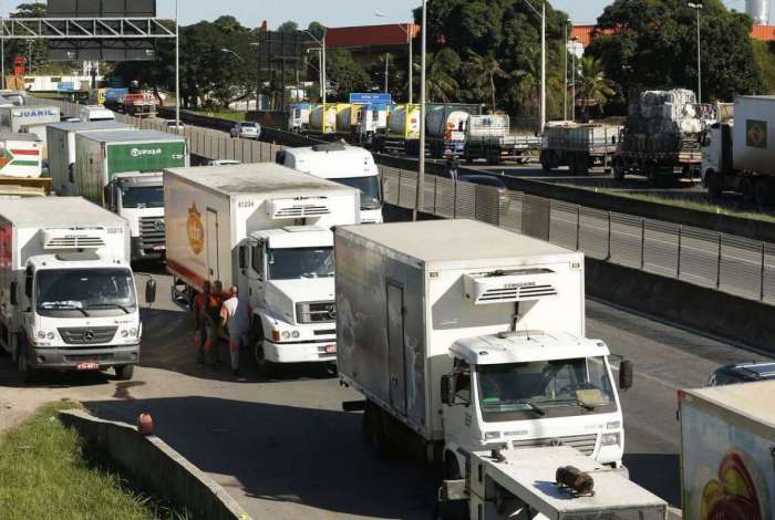 ParalisaÃ§Ã£o de caminhoneiros na BR-101, na altura de ItaboraÃ­: greve pode prejudicar rodada do Brasileiro