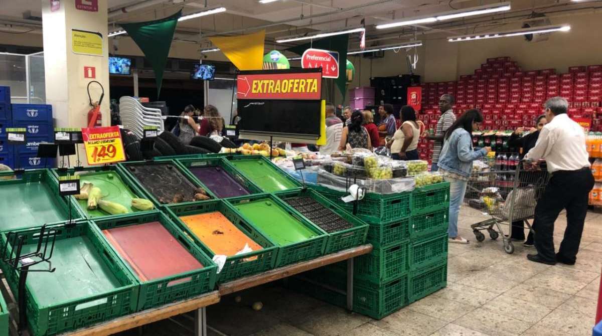 Produtos somem dos supermercados e cariocas compram mantimentos para estocar em casa - Luana Dandara
