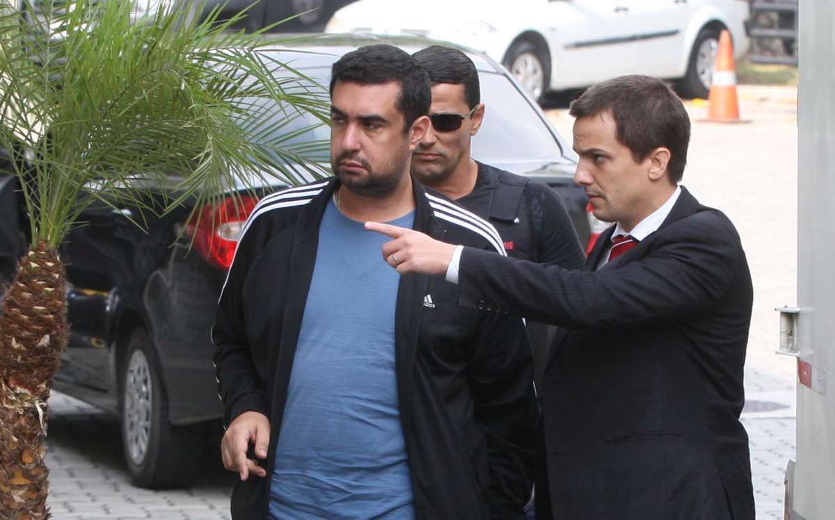 Vereadores de Teres&oacute;polis s&atilde;o presos e chegam &agrave; Cidade da Pol&iacute;cia. Na foto, o VereadorLeonardo Vasconcelos.     Estefan Radovicz / Ag&ecirc;ncia O Dia                       
      Byline