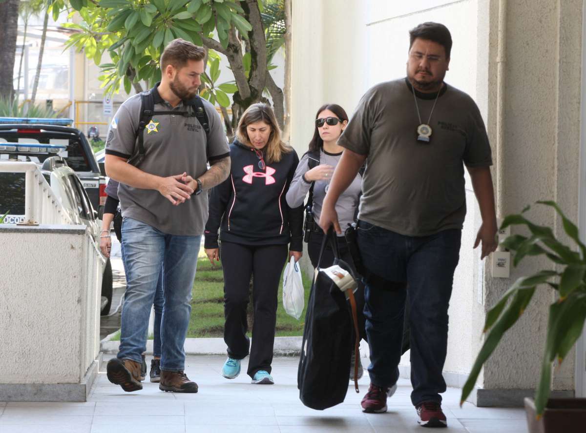Presa, Doutora Claudia (&agrave; esquerda) chega &agrave; Cidade da Pol&iacute;cia