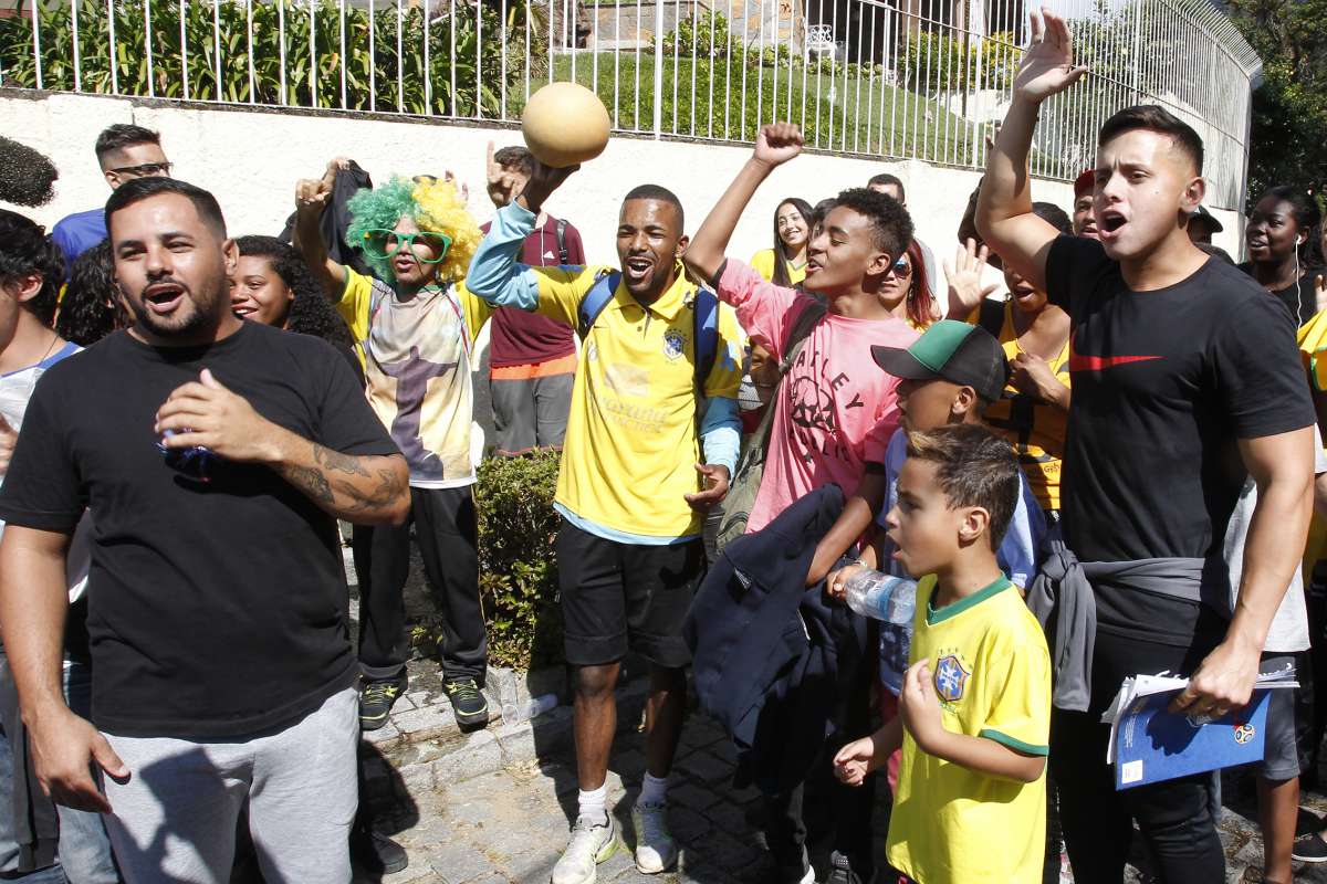 25/05/2018 - Jogadores da seleção brasileira de futebol treinam para a Copa do Mundo, na Granja Comary. Na imagem, torcedoes fazem fila do lado de fora da Granja Comary na esperança do treino de hoje ser aberto ao público. Foto de Alexandre Brum / Agência O Dia - ATAQUE FUTEBOL CIDADE FIFA WORLD CUP CAMPEONATO INTERNACIONAL RÚSSIA 2018 COPA DO MUNDO