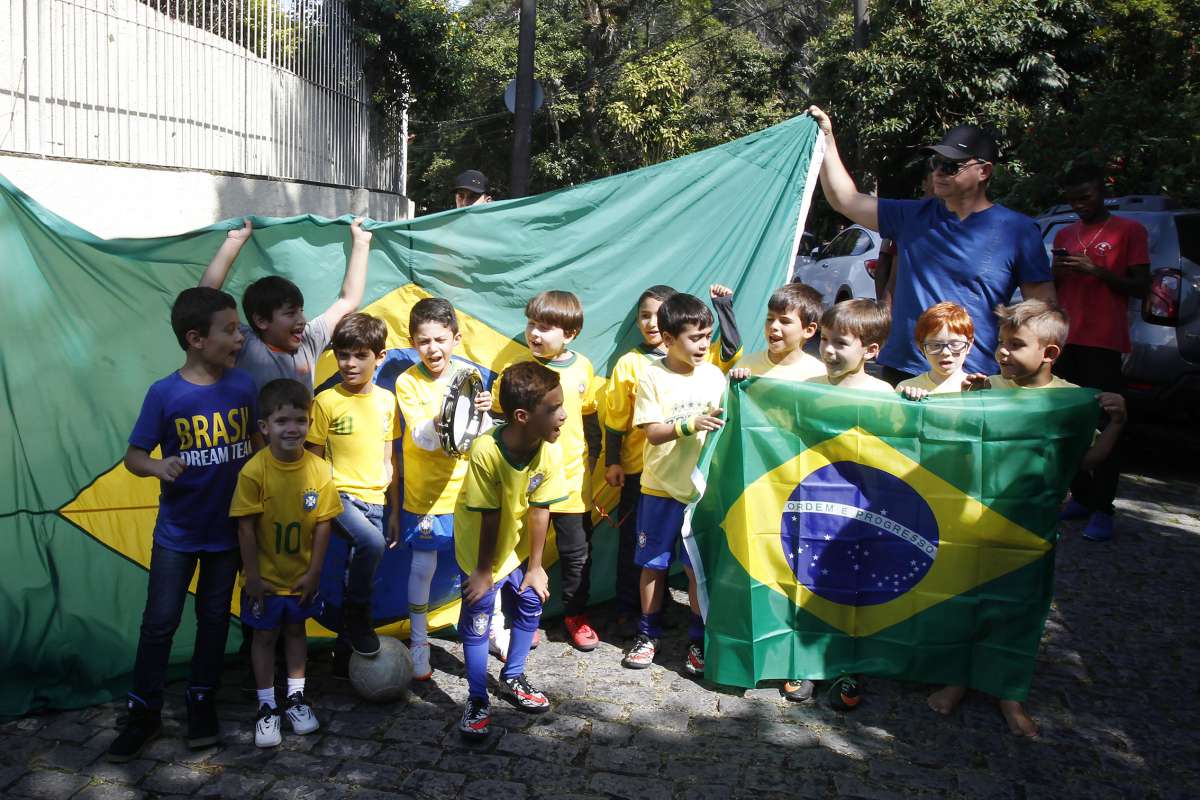 25/05/2018 - Jogadores da seleção brasileira de futebol treinam para a Copa do Mundo, na Granja Comary. Na imagem, torcedoes fazem fila do lado de fora da Granja Comary na esperança do treino de hoje ser aberto ao público. Foto de Alexandre Brum / Agência O Dia - ATAQUE FUTEBOL CIDADE FIFA WORLD CUP CAMPEONATO INTERNACIONAL RÚSSIA 2018 COPA DO MUNDO