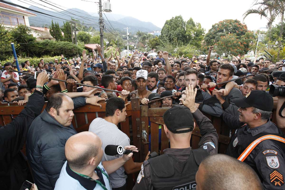 25/05/2018 - Torcedores tentam entrar na Granja antes do treino da Seleção e provocam tumulto. Foto de Alexandre Brum / Agência O Dia - ATAQUE FUTEBOL CIDADE FIFA WORLD CUP CAMPEONATO INTERNACIONAL RÚSSIA 2018 COPA DO MUNDO