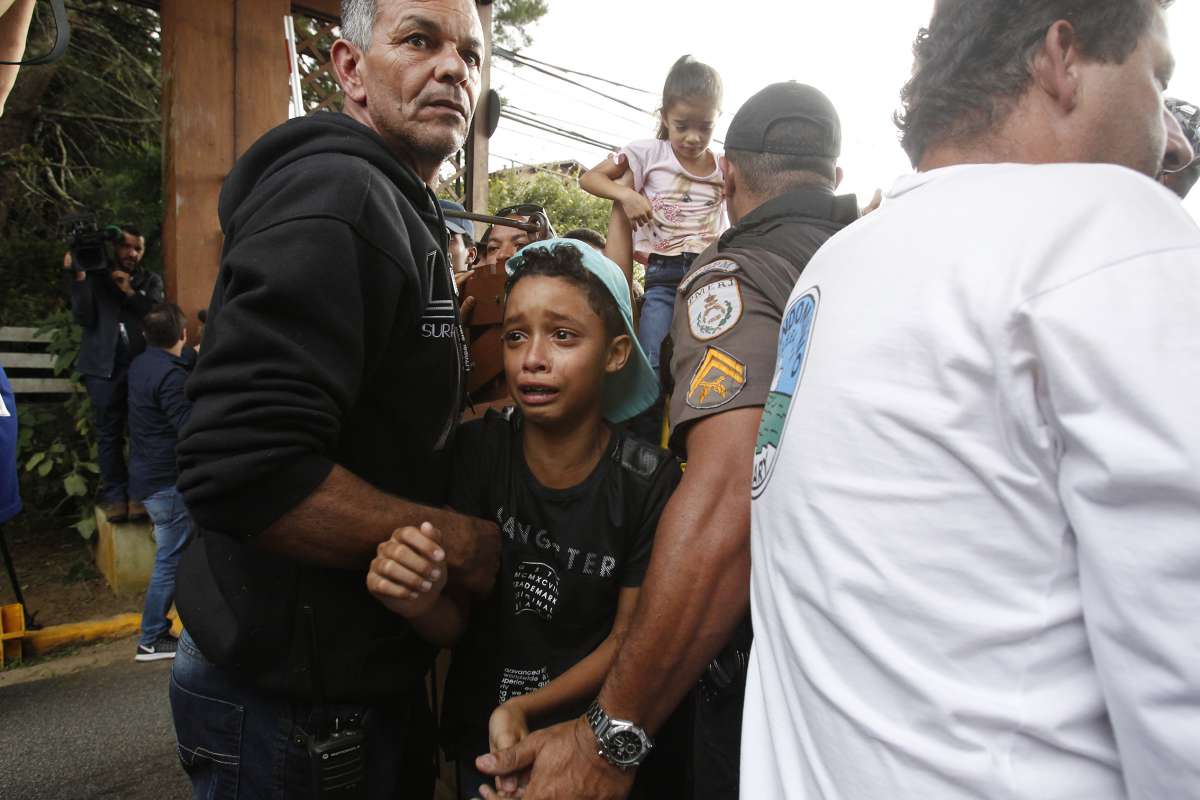 25/05/2018 - Torcedores tentam entrar na Granja antes do treino da Seleção e provocam tumulto. Foto de Alexandre Brum / Agência O Dia - ATAQUE FUTEBOL CIDADE FIFA WORLD CUP CAMPEONATO INTERNACIONAL RÚSSIA 2018 COPA DO MUNDO