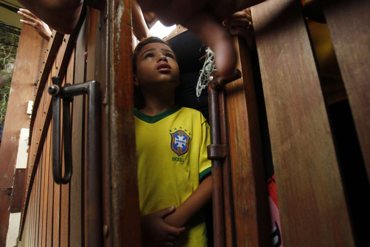 25/05/2018 - Torcedores tentam entrar na Granja antes do treino da Seleção e provocam tumulto. Foto de Alexandre Brum / Agência O Dia - ATAQUE FUTEBOL CIDADE FIFA WORLD CUP CAMPEONATO INTERNACIONAL RÚSSIA 2018 COPA DO MUNDO