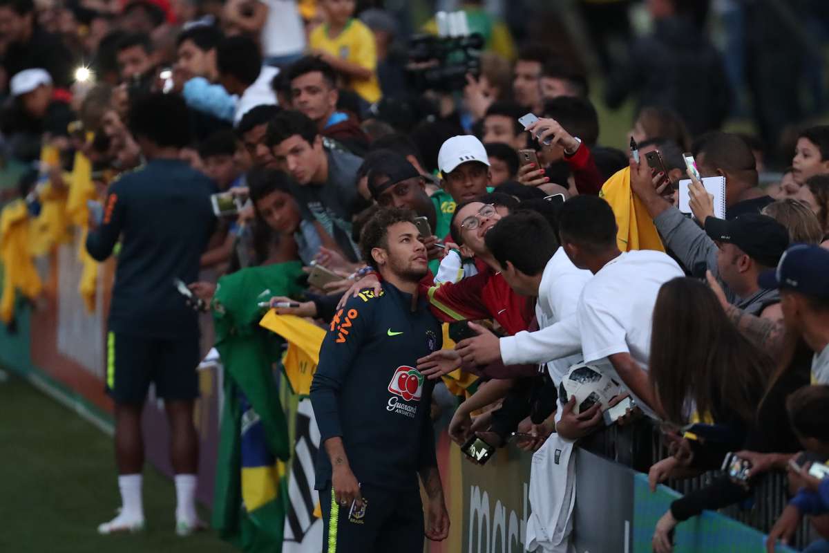 25/05/2018 - Jogadores da seleção brasileira de futebol treinam para a Copa do Mundo, na Granja Comary. Na imagem, jogador Neymar posa para fotos e dá autógrafos para os torcedores presentes. Foto de Alexandre Brum / Agência O Dia - ATAQUE FUTEBOL CIDADE FIFA WORLD CUP CAMPEONATO INTERNACIONAL RÚSSIA 2018 COPA DO MUNDO