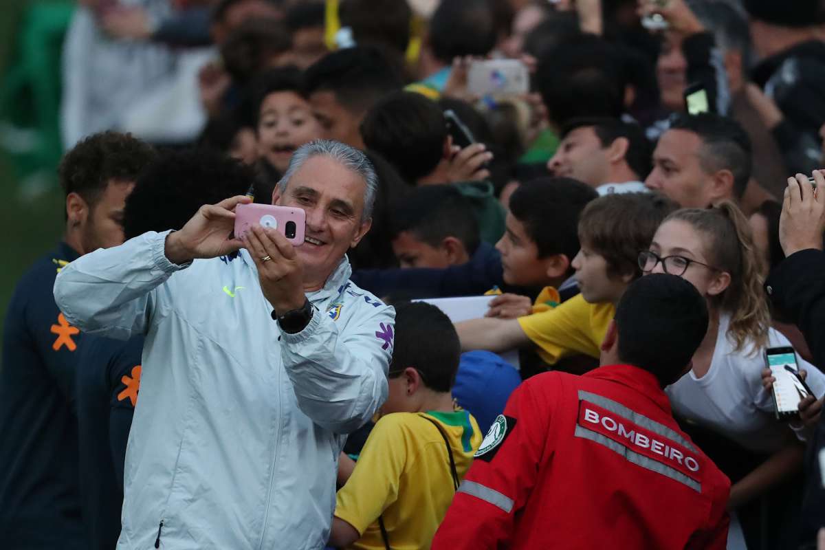 Tite e Neymar posaram para fotos e distribuíram autógrafos a quem conseguiu entrar. O craque ainda bateu bola com o filho e amiguinhos dele