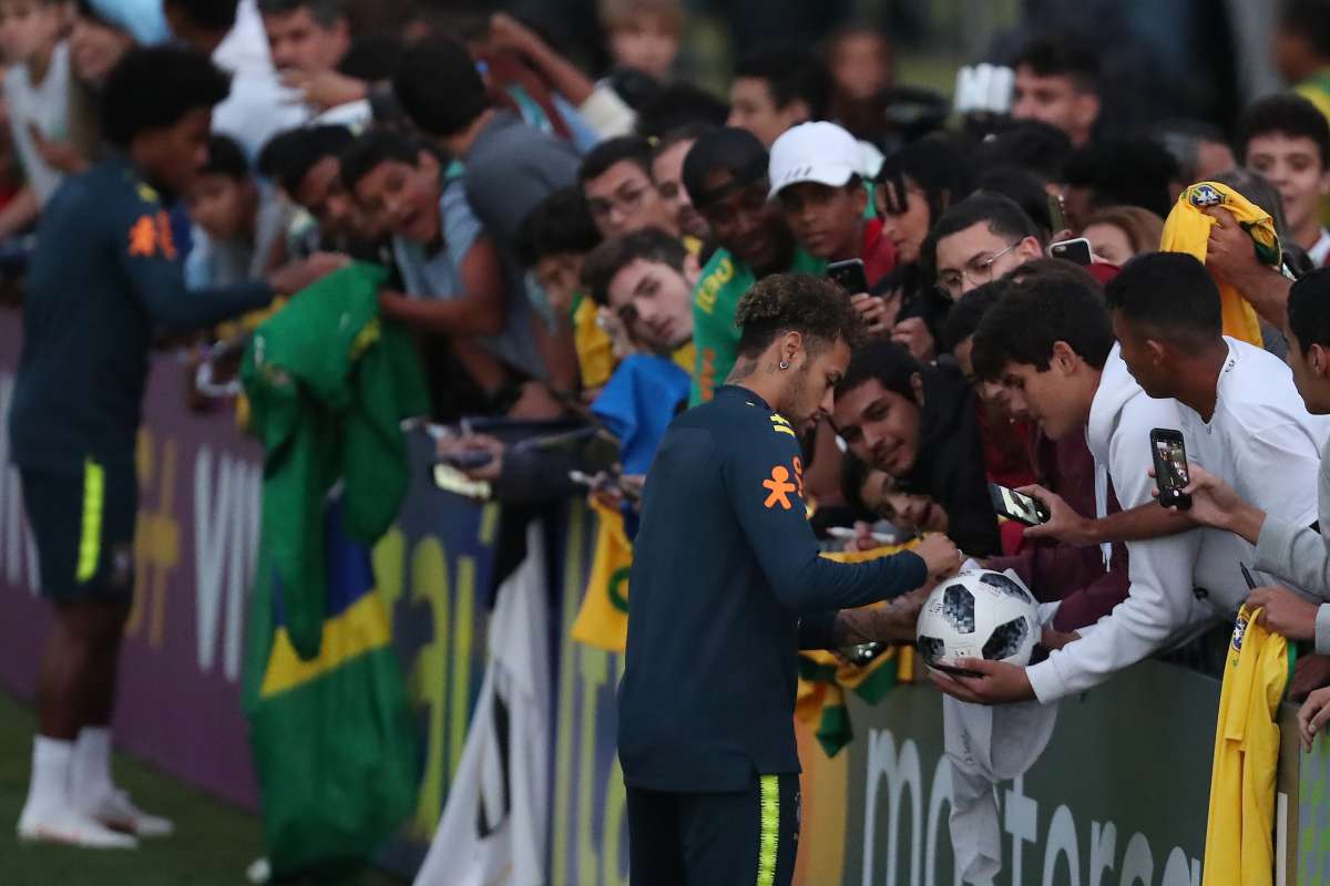 25/05/2018 - Jogadores da seleção brasileira de futebol treinam para a Copa do Mundo, na Granja Comary. Na imagem, jogador Neymar distribui autógrafos após o treino na Granja Comary. Foto de Alexandre Brum / Agência O Dia - ATAQUE FUTEBOL CIDADE FIFA WORLD CUP CAMPEONATO INTERNACIONAL RÚSSIA 2018 COPA DO MUNDO