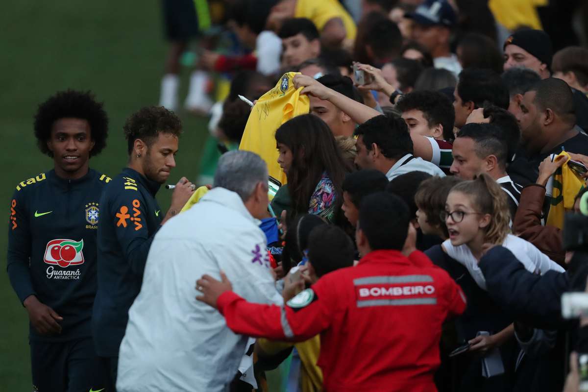 25/05/2018 - Jogadores da seleção brasileira de futebol treinam para a Copa do Mundo, na Granja Comary. Na imagem, jogador Neymar distribui autógrafos após o treino na Granja Comary. Foto de Alexandre Brum / Agência O Dia - ATAQUE FUTEBOL CIDADE FIFA WORLD CUP CAMPEONATO INTERNACIONAL RÚSSIA 2018 COPA DO MUNDO