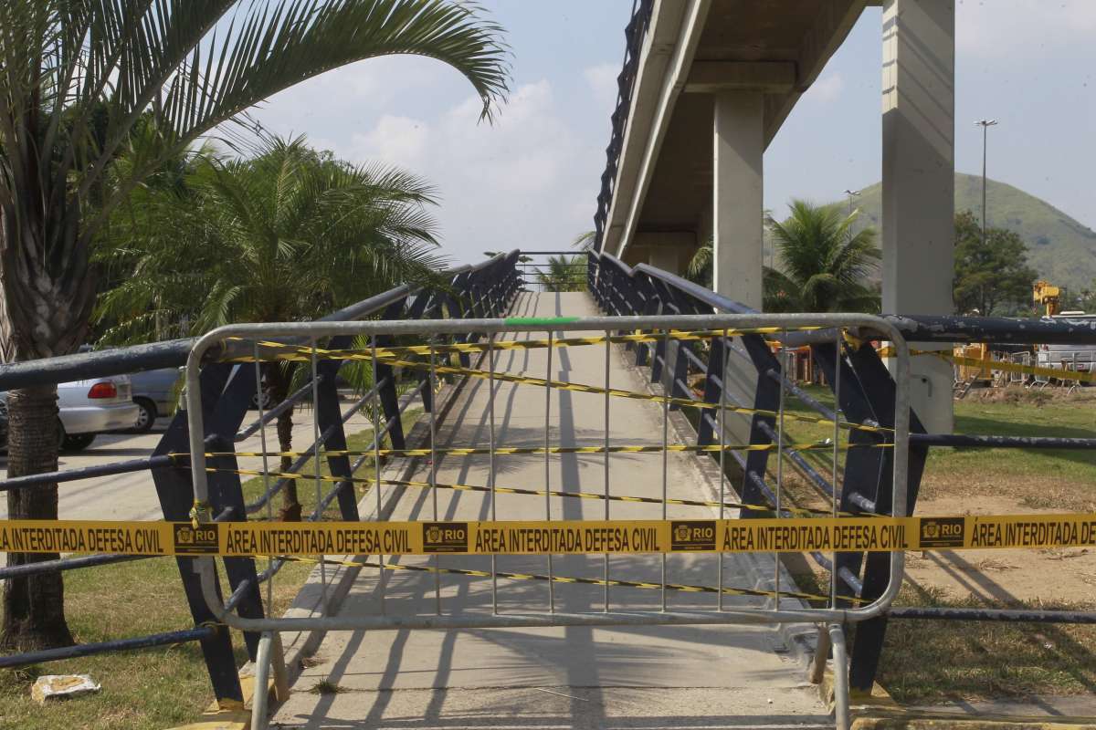 Passarela agora está interditada - Maíra Coelho / Agência O Dia