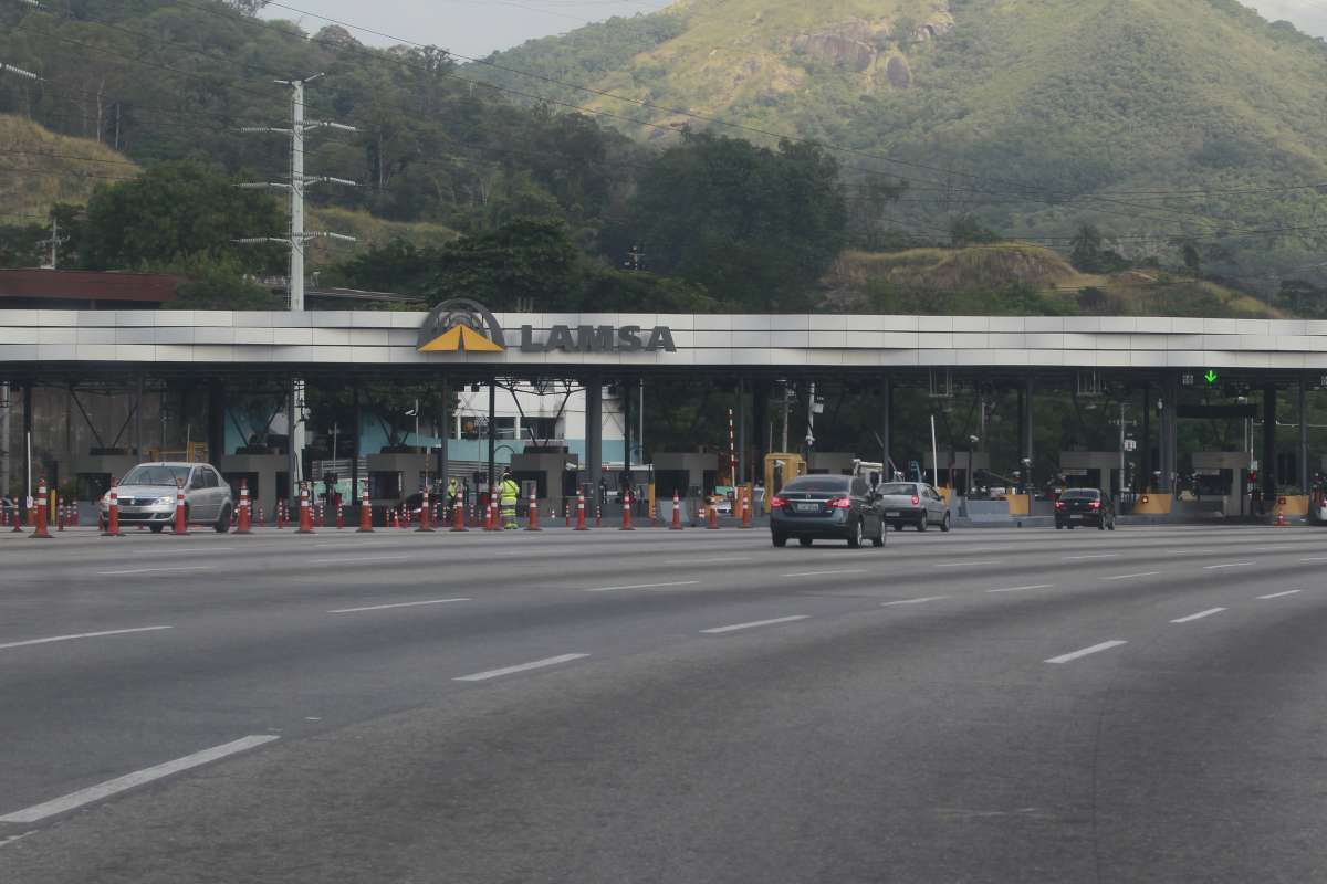 18- -05-25GREVE DE CAMINHONEIROS-  Poucos carros na Avenida Brasil, altura de Manguinhos.  Foto de Ma&iacute;ra Coelho / Ag&ecirc;ncia O Dia. Cidade, Fiocruz, Tr&acirc;nsito, Falta, Combust&iacute;vel, Desabastecimento, Transporte, Disel, Gasolina,