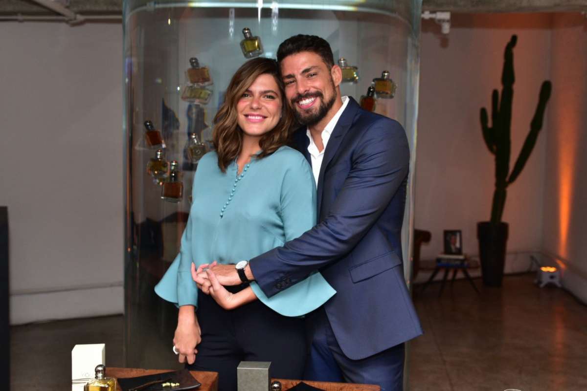 Cauã Reymond e Mariana Goldfarb participam de evento promovido por grife italiana