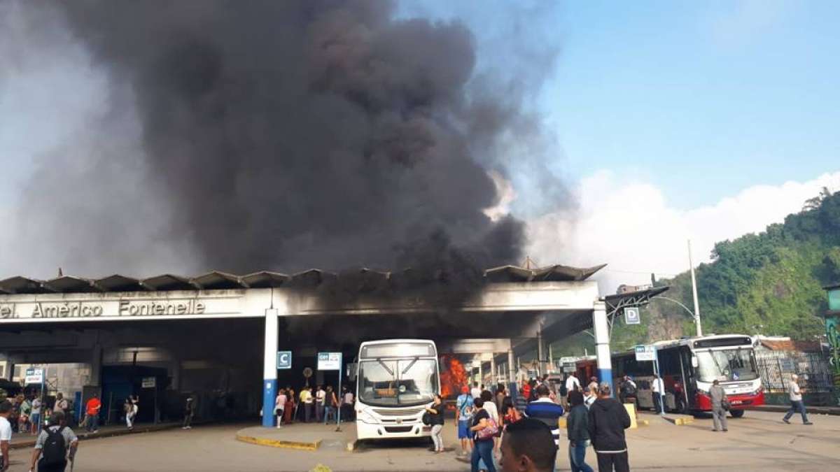 Incêndio atingiu ônibus no Terminal Américo Fontenelle - Twitter @jailtonmarcelo