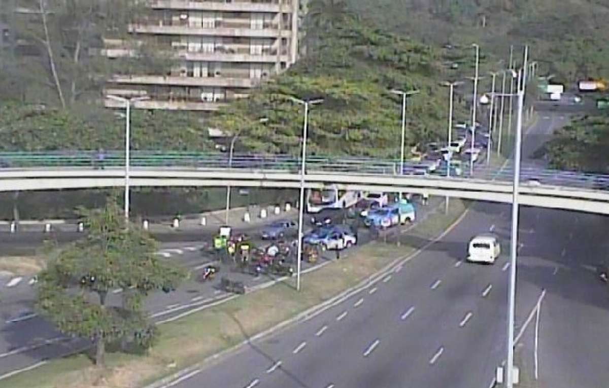 Motociclistas interditam a Autoestrada Lagoa-Barra, em São Conrado - Divulgação