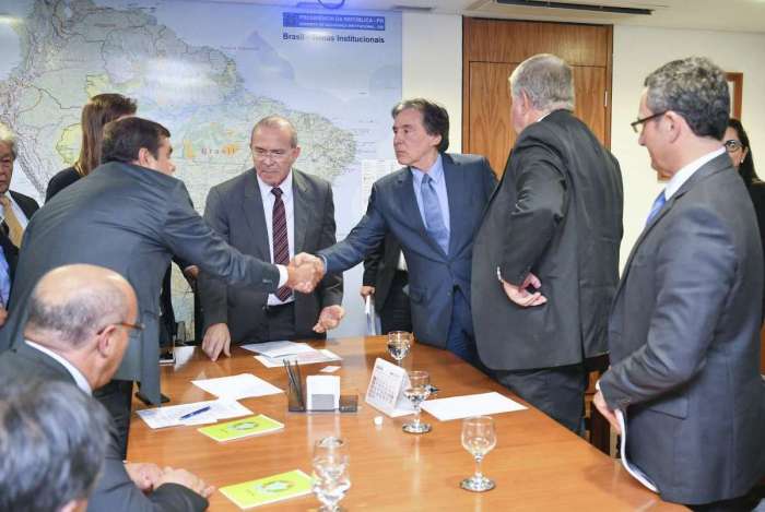 O presidente do Senado, senador Euncio Oliveira (MDB-CE), participa de reunio no Palcio do Planalto com ministros e representantes dos caminhoneiros