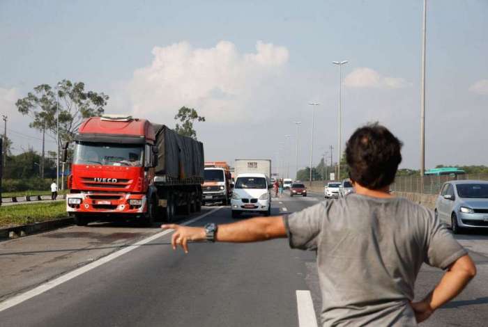 ParalisaÃ§Ã£o dos caminhoneiros na Rodovia Presidente Dutra, no Rio de Janeiro