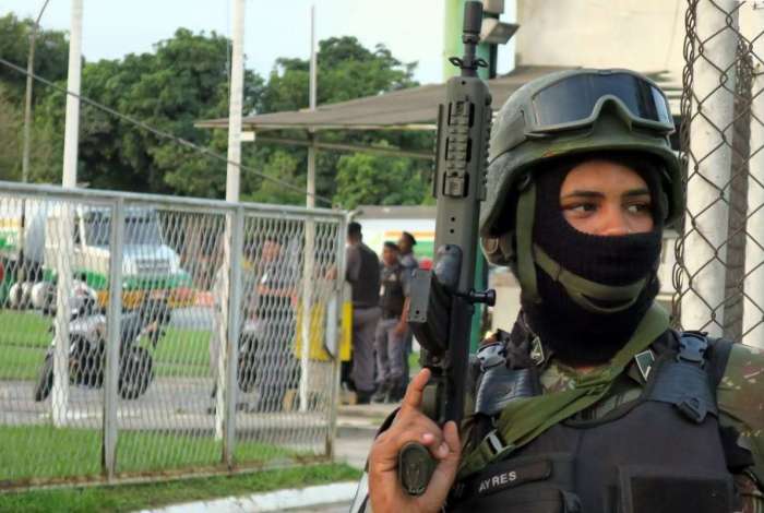 Homens da PolÃ­cia do ExÃ©rcito garantem saÃ­da de caminhÃ£o-tanque de refinaria da Petrobras, na Baixada Fluminense