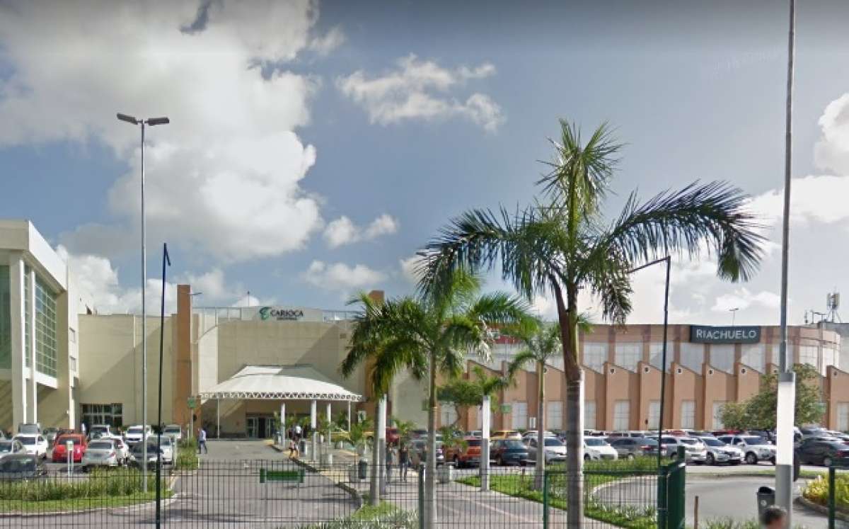 Loja de telefonia do Carioca Shopping foi alvo de assaltantes nesta manhã - Reprodução