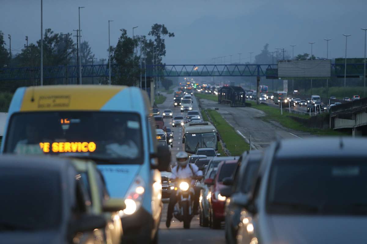 Manifestação dos Caminhoneiros em frente a entrada da REDUC na BR 040 na altura do KM 114. A manifestação e a desobstrução da pista foi pacífica. Foto: Daniel Castelo Branco / Agência O Dia
