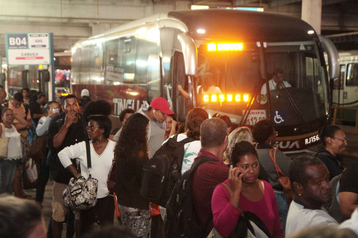 25/05/2018 - CIDADE - Filas nos pontos de ônibus do Terminal Rodoviário Américo Fontenelle. Foto: Fernanda Dias / Agência O Dia.