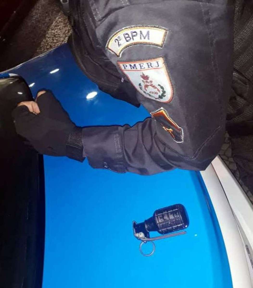 Policiais apreenderam uma granada com o bandido - Divulgação / Polícia Militar