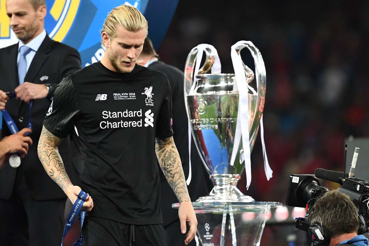 Real Madrid's Spanish defender Sergio Ramos (C) holds the trophy after winning the UEFA Champions League final football match between Liverpool and Real Madrid at the Olympic Stadium in Kiev, Ukraine on May 26, 2018.
Real Madrid defeated Liverpool 3-1. / AFP PHOTO / LLUIS GENE