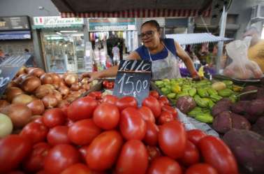 Cenoura e tomate são itens de 'luxo' na lista de compras com a inflação acumulada