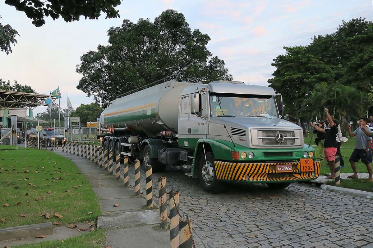 Homens da Pol&iacute;cia do Ex&eacute;rcito garantem sa&iacute;da de caminh&atilde;o-tanque da Reduc, na Baixada Fluminense - Vladimir Platonow / Ag&ecirc;ncia Brasil