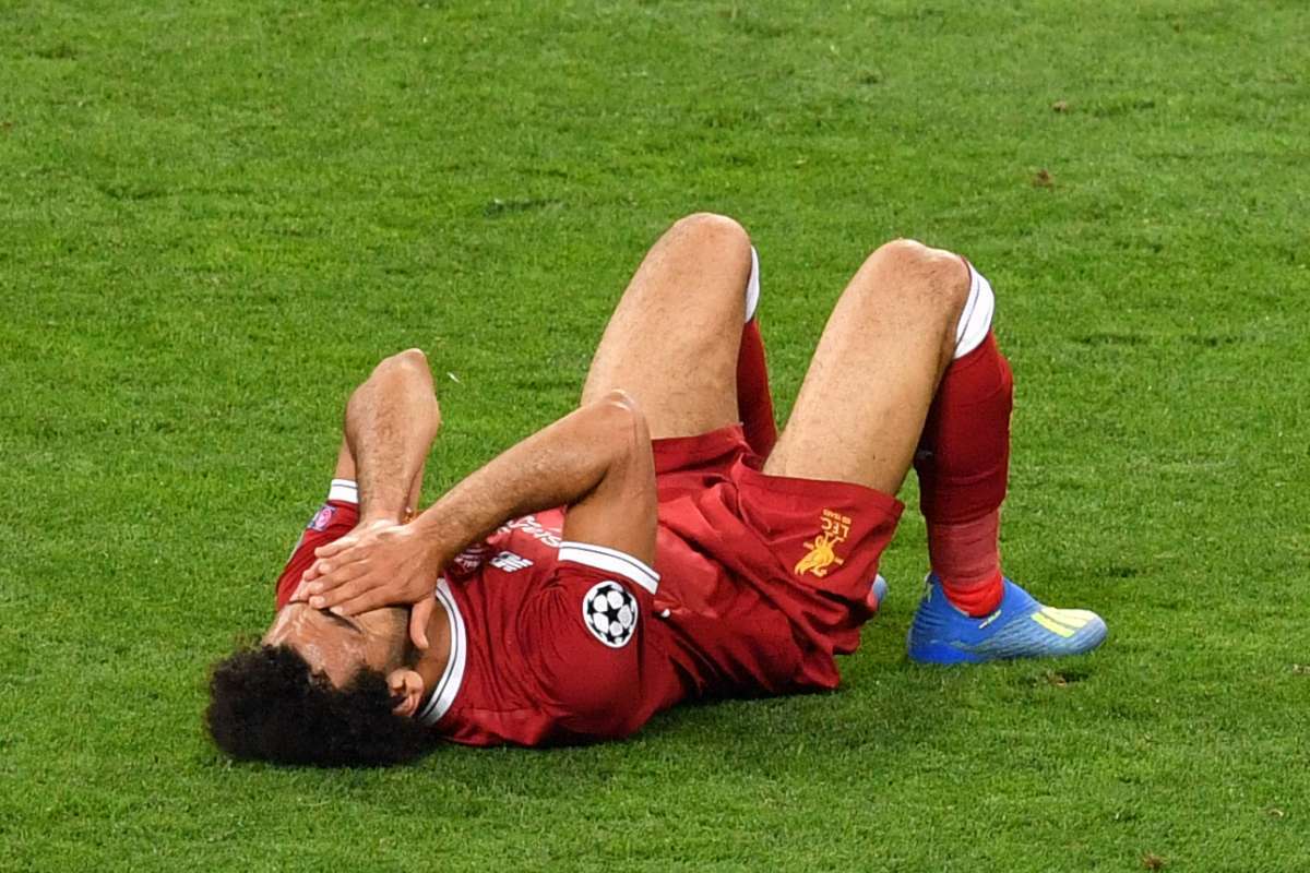 Salah teve de ser substituído na fase inicial da partida após sofrer lesão no ombro