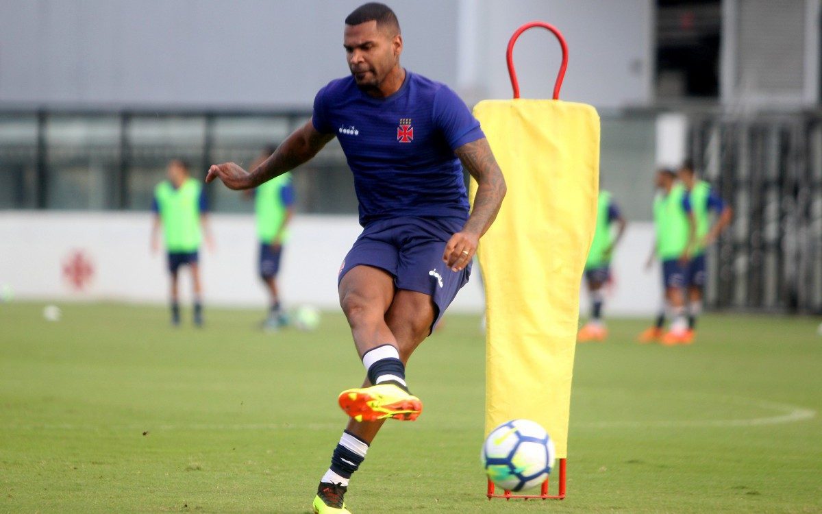 Werley (E) se recuperou de lesão e voltou a treinar ontem. Breno retorna ao time após cumprir suspensão - fotos Paulo Fernandes/Vasco.com.br