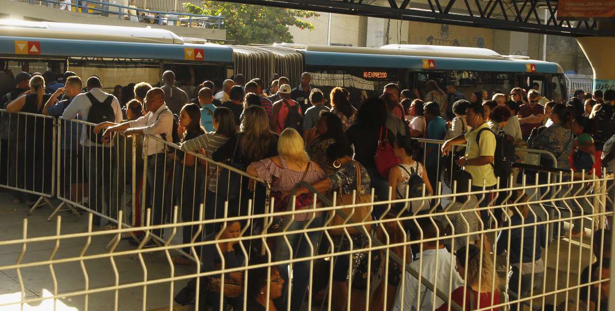 Greve dos  caminhoneiros, Fila nos postos , pontos de onibus cheios  na   Central do Brasil, Av, Brasil  caminhoes com combustivos  escoltados  por policisis do hoque ,  Madureira muita gente na esta&ccedil;&atilde;o do BRT    Foto  Severino  Silva Agencia O Dia