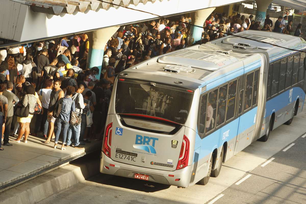 Greve dos  caminhoneiros, Fila nos postos , pontos de onibus cheios  na   Central do Brasil, Av, Brasil  caminhoes com combustivos  escoltados  por policisis do hoque ,  Madureira muita gente na esta&ccedil;&atilde;o do BRT    Foto  Severino  Silva Agencia O Dia