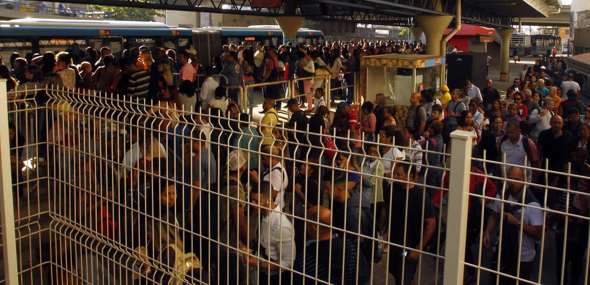 Greve dos  caminhoneiros, Fila nos postos , pontos de onibus cheios  na   Central do Brasil, Av, Brasil  caminhoes com combustivos  escoltados  por policisis do hoque ,  Madureira muita gente na esta&ccedil;&atilde;o do BRT    Foto  Severino  Silva Agencia O Dia