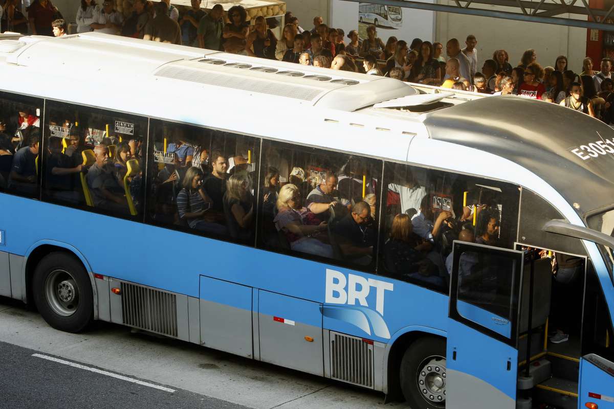 Greve dos  caminhoneiros, Fila nos postos , pontos de onibus cheios  na   Central do Brasil, Av, Brasil  caminhoes com combustivos  escoltados  por policisis do hoque ,  Madureira muita gente na estação do BRT    Foto  Severino  Silva Agencia O Dia