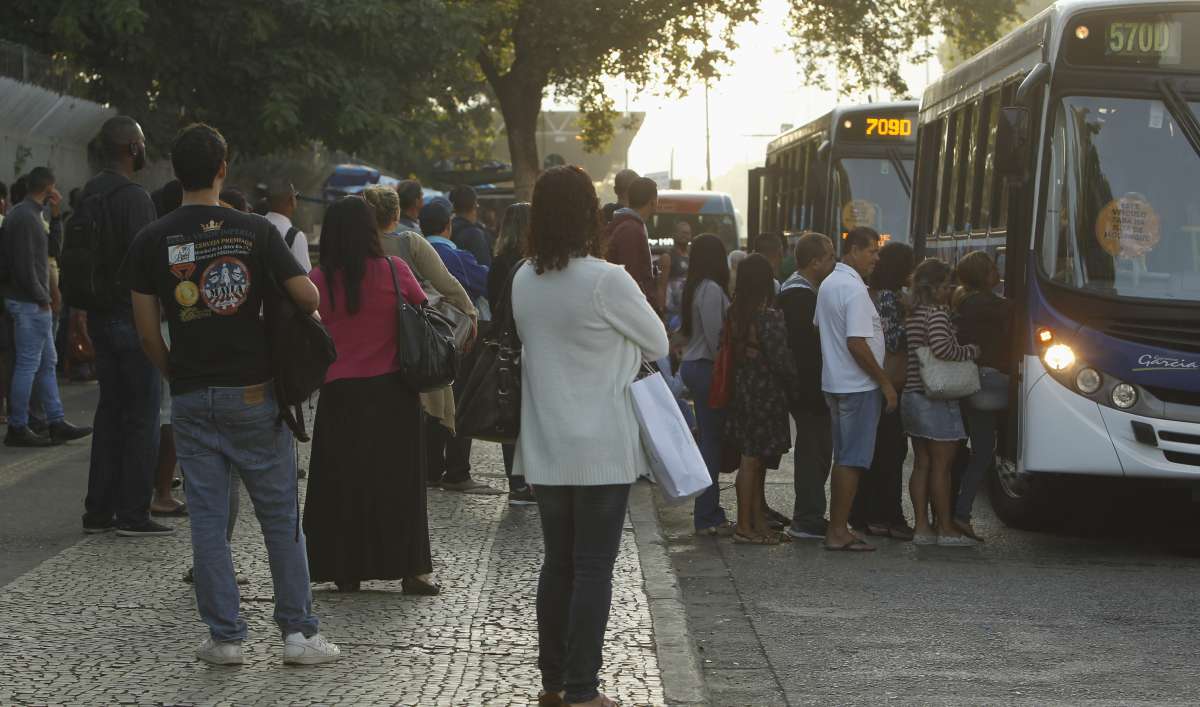 Greve dos  caminhoneiros, Fila nos postos , pontos de onibus cheios  na   Central do Brasil, Av, Brasil  caminhoes com combustivos  escoltados  por policisis do hoque ,  Madureira muita gente na esta&ccedil;&atilde;o do BRT Onibus Central do Brasil    Foto  Severino  Silva Agencia O Dia