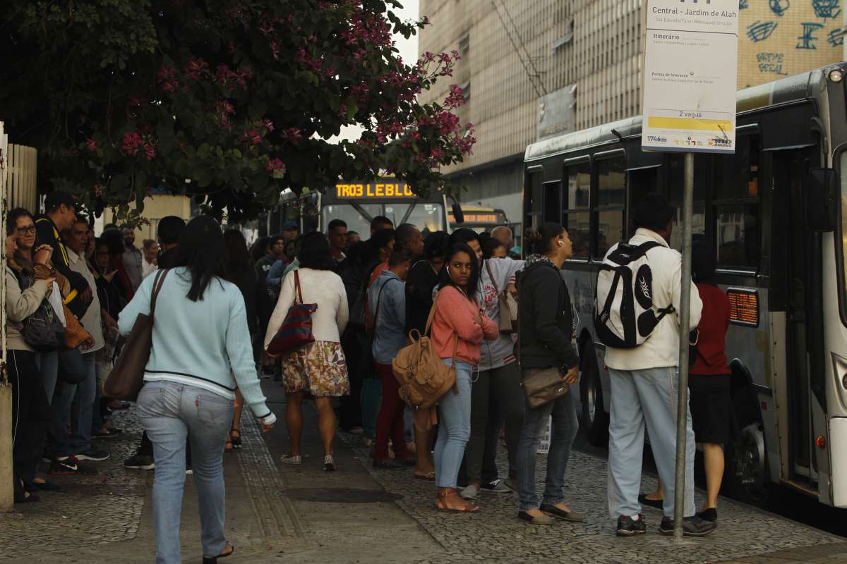 Greve dos  caminhoneiros, Fila nos postos , pontos de onibus cheios  na   Central do Brasil, Av, Brasil  caminhoes com combustivos  escoltados  por policisis do hoque ,  Madureira muita gente na esta&ccedil;&atilde;o do BRT Onibus Central do Brasil    Foto  Severino  Silva Agencia O Dia