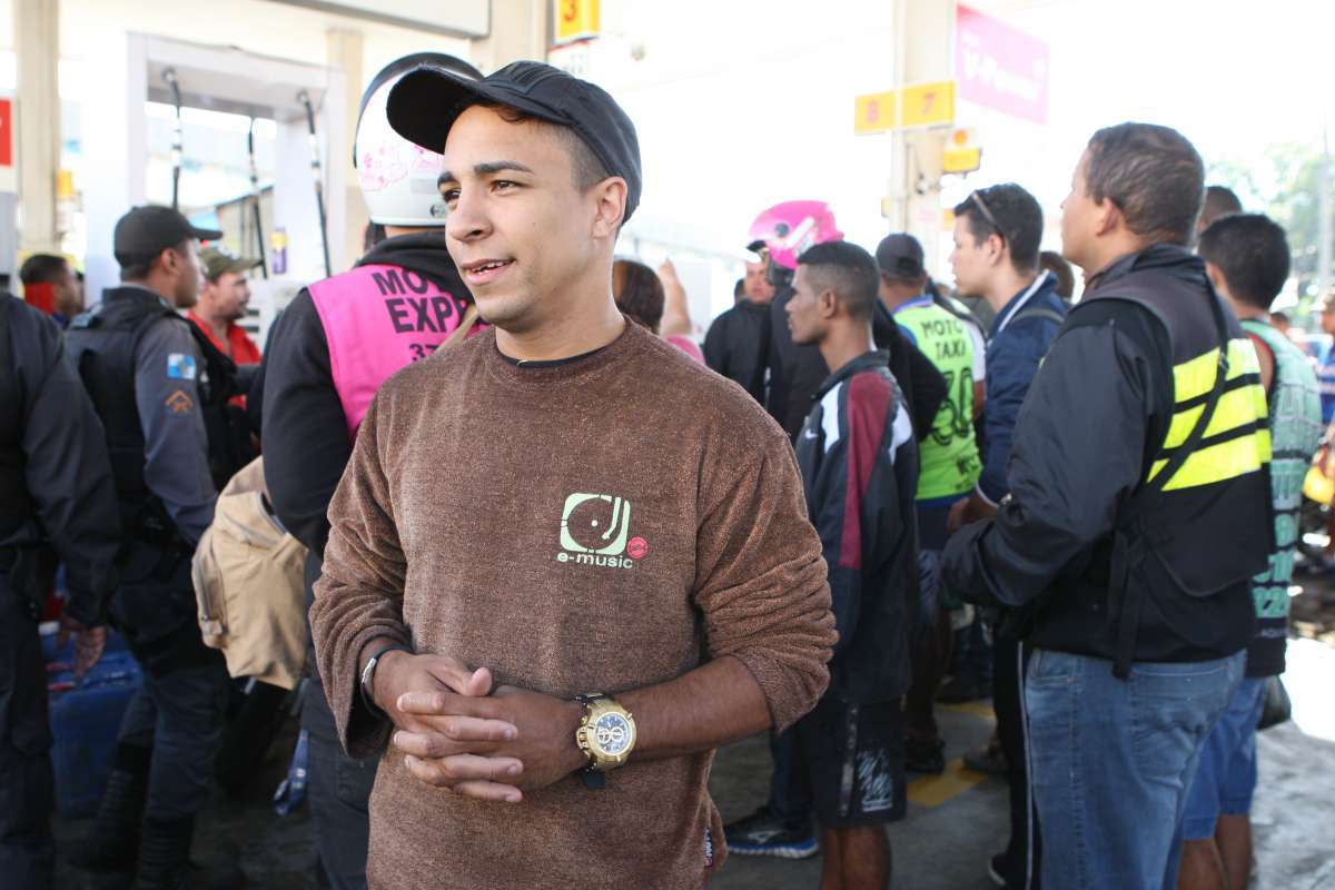 Motociclista Erick Vital Araújo veio da Rocinha para abastecer no posto de Irajá