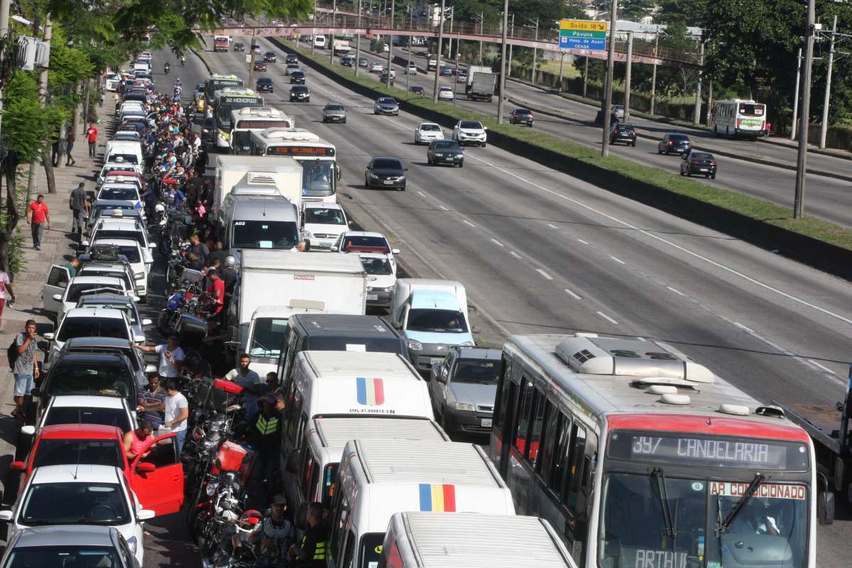 Posto na Avenida Brasil, na Penha, recebeu combustível nesta segunda-feira e uma enorme fila se formou