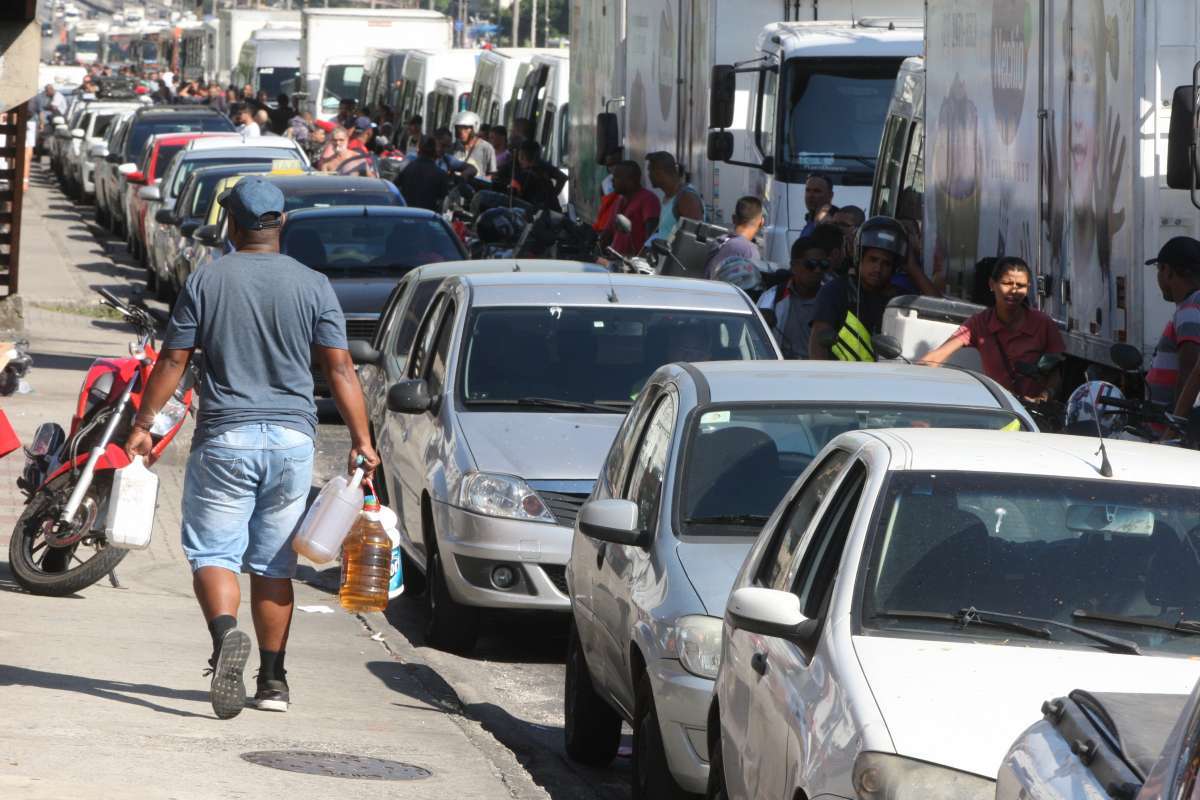Posto na Avenida Brasil, na Penha, recebeu combustível nesta segunda-feira e uma enorme fila se formou