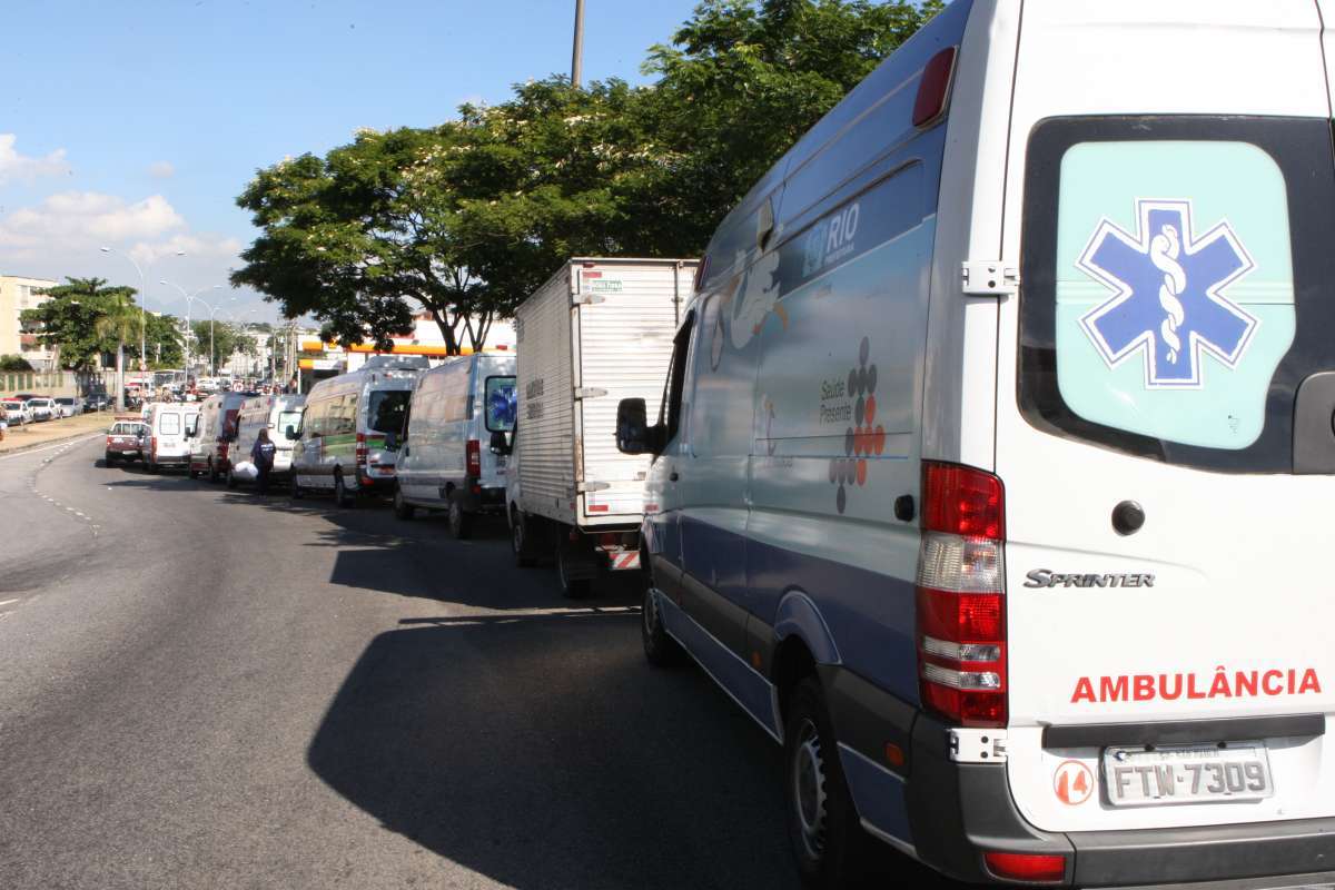 Posto na Avenida Brasil, na Penha, recebeu combustível nesta segunda-feira e uma enorme fila se formou
