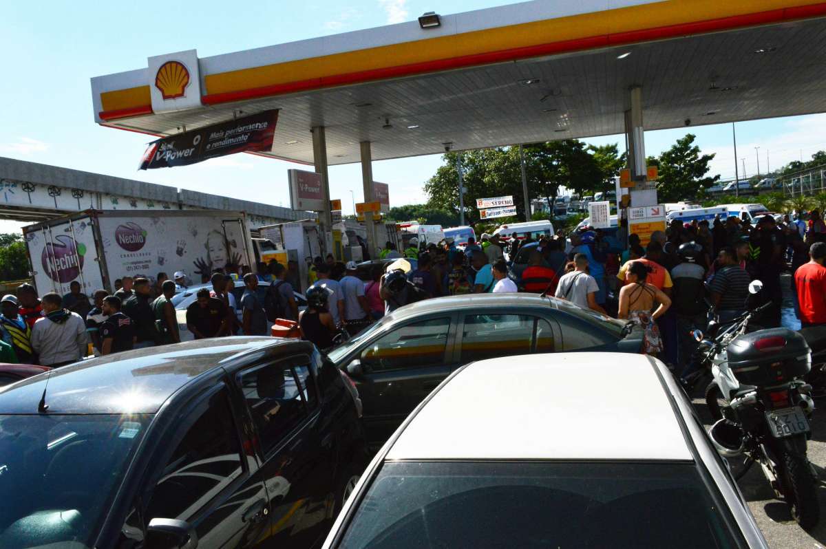 2018-05-28 - AG&Ecirc;NCIA DE NOT&icirc;CIA - PARCEIRO - Uma fila gigantesca e tumultuada se formou em posto de abastecimento de combust&iacute;vel em Iraj&aacute;, na Zona Norte do Rio, na manh&atilde; desta segunda-feira (28). 