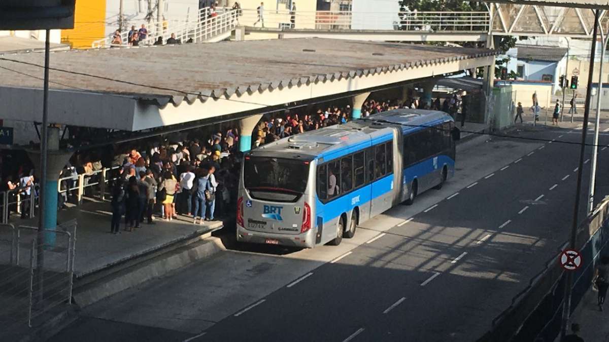 Com menos articulados nas ruas, estações do BRT estão ficando lotadas