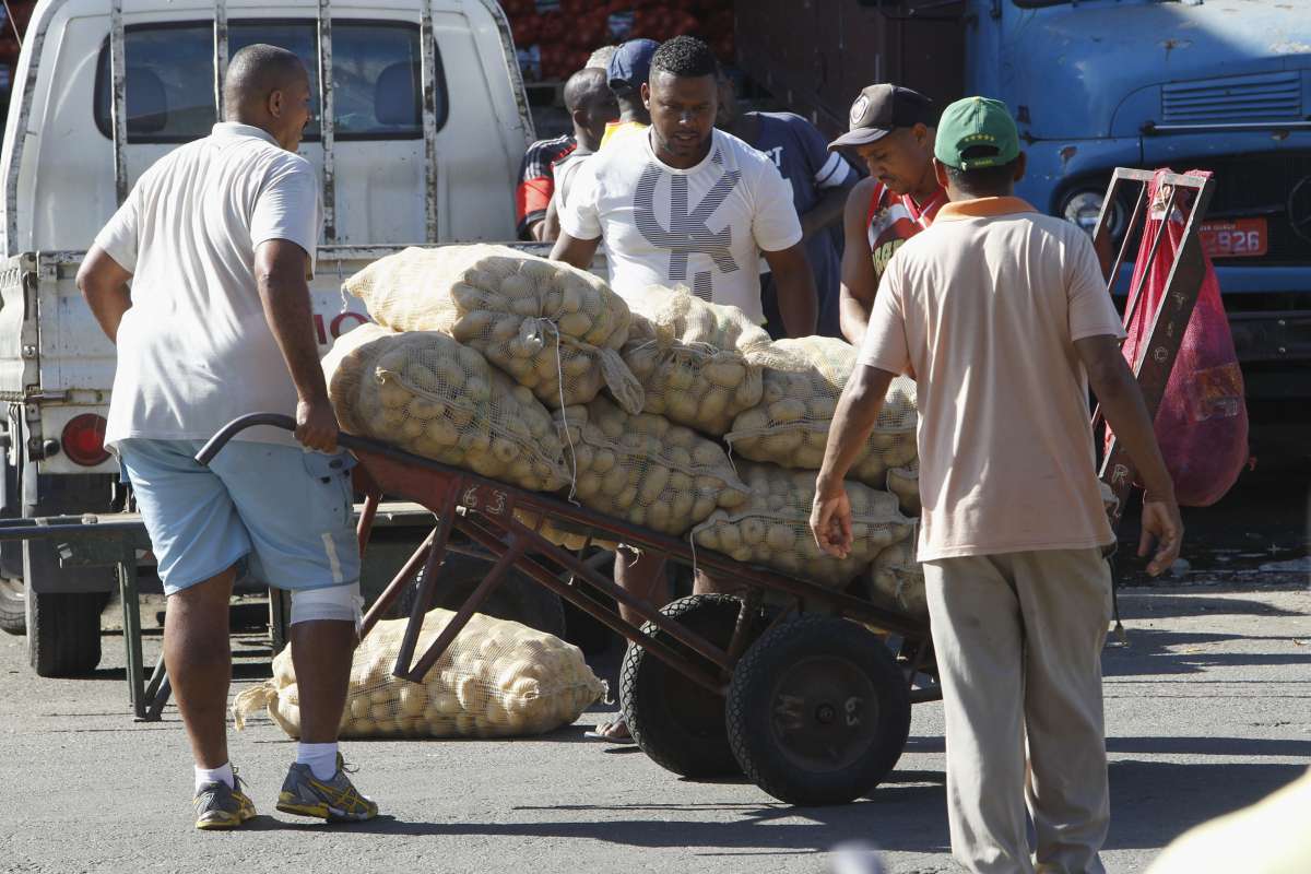 Alguns produtos chegando a ceasa,  Central de abastecimento do Rio de Janeiro, mas a maoiria dos Box continuam fechados Foto  Severino  Silva Agencia O Dia