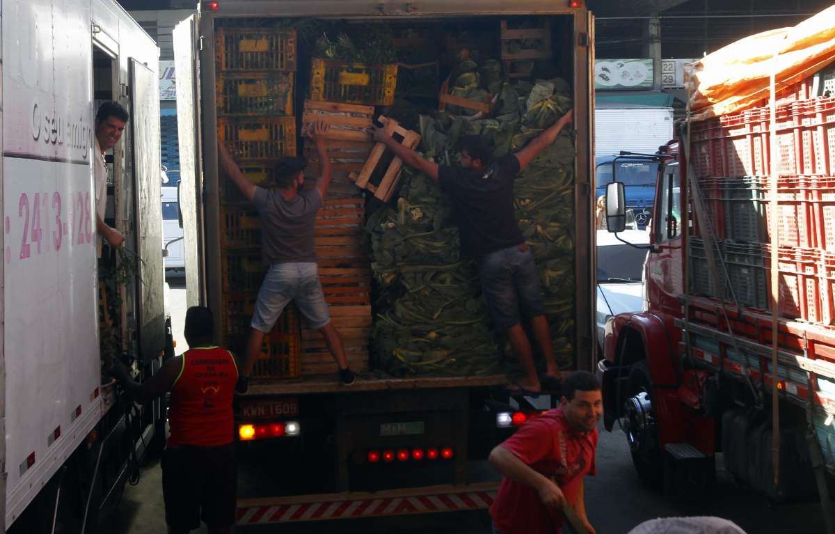 Alguns produtos chegando a ceasa,  Central de abastecimento do Rio de Janeiro, mas a maoiria dos Box continuam fechados Foto  Severino  Silva Agencia O Dia