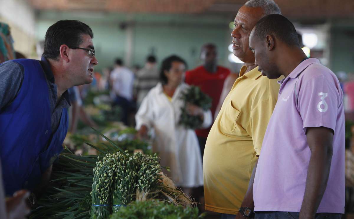 Alguns produtos chegando a ceasa,  Central de abastecimento do Rio de Janeiro, mas a maoiria dos Box continuam fechados Foto  Severino  Silva Agencia O Dia